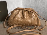 Bottega Veneta The Pouch 20 in Light Brown Maxi Woven Leather