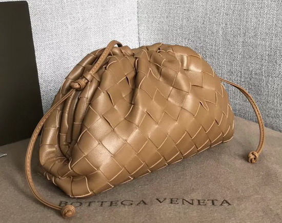 Bottega Veneta The Pouch 20 in Light Brown Maxi Woven Leather