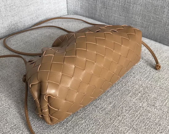 Bottega Veneta The Pouch 20 in Light Brown Maxi Woven Leather