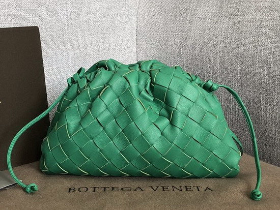 Bottega Veneta The Pouch 20 in Maxi Intreccio Green