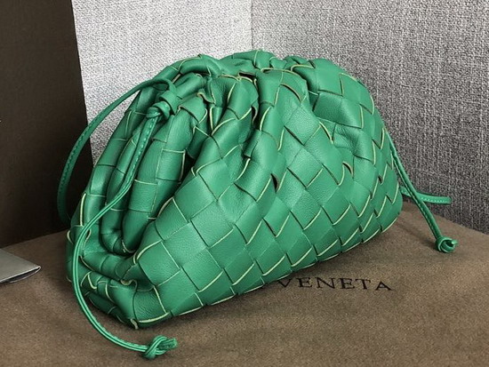 Bottega Veneta The Pouch 20 in Maxi Intreccio Green