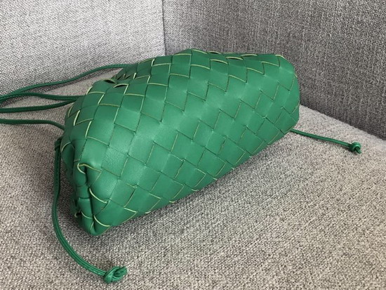 Bottega Veneta The Pouch 20 in Maxi Intreccio Green