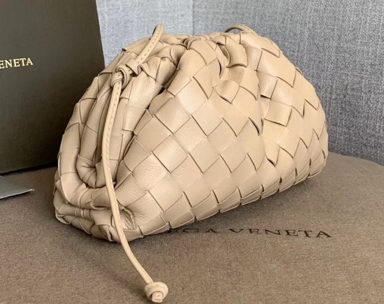 Bottega Veneta The Pouch 20 in Nude Maxi Woven Leather