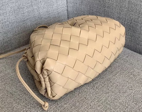 Bottega Veneta The Pouch 20 in Nude Maxi Woven Leather