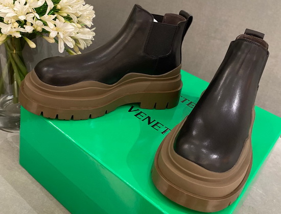 Bottega Veneta The Tire Boots Black Vegetable Tanned Calf Leather Upper Brown Rubber Stamped Outsole with Opaque Texture Replica