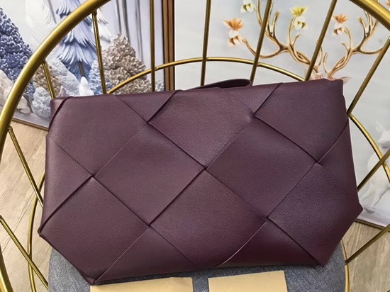 Bottega Veneta Zipped Pouch in Maxi Intreccio Bordeaux