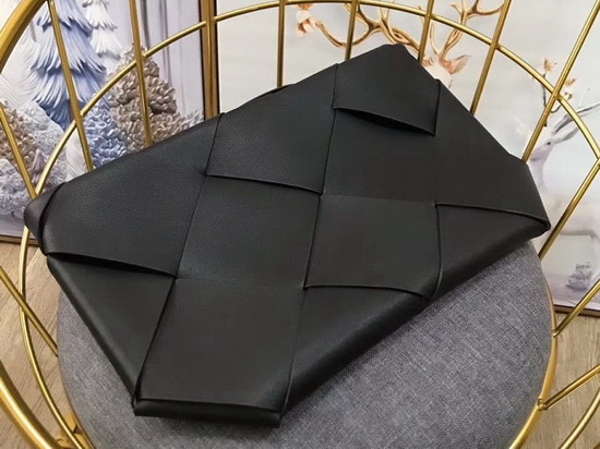 Bottega Veneta Zipped Pouch in Maxi Intreccio Nero