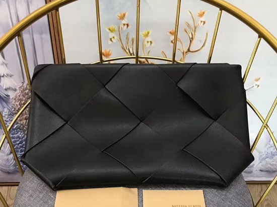 Bottega Veneta Zipped Pouch in Maxi Intreccio Nero