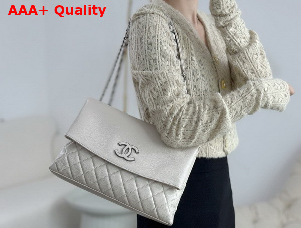 Chanel Chain Shoulder Bag in White Grained Calfskin Replica