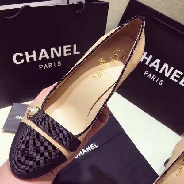 Chanel Pumps Lambskin and Grosgrain Beige and Black For Sale