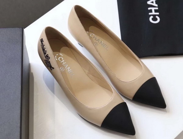 Chanel Pumps in Beige Lambskin and Black Grosgrain