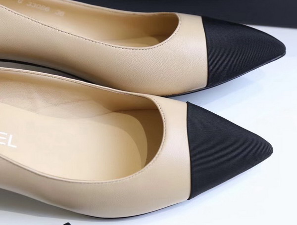 Chanel Pumps in Beige Lambskin and Black Grosgrain