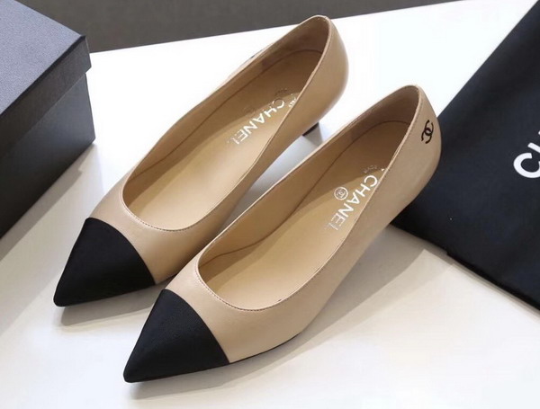 Chanel Pumps in Beige Lambskin and Black Grosgrain