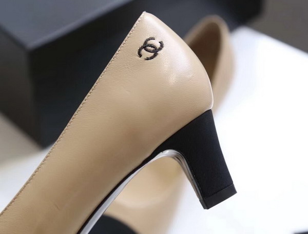 Chanel Pumps in Beige Lambskin and Black Grosgrain