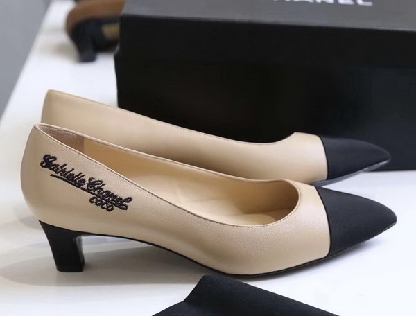 Chanel Pumps in Beige Lambskin and Black Grosgrain