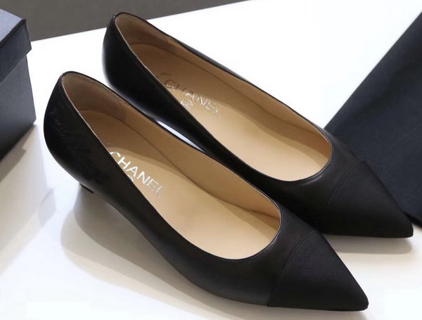 Chanel Pumps in Black Lambskin and Grosgrain