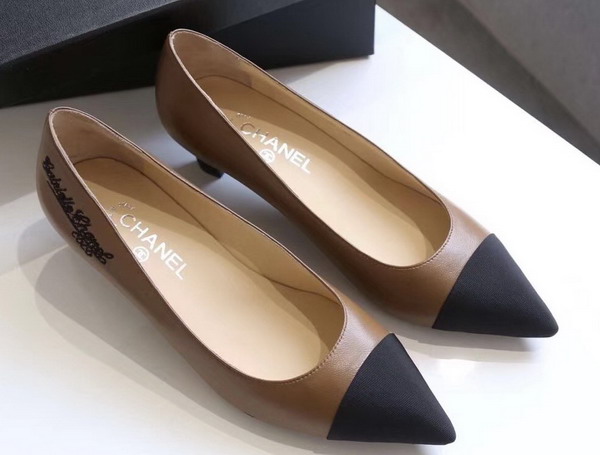 Chanel Pumps in Tan Lambskin and Black Grosgrain