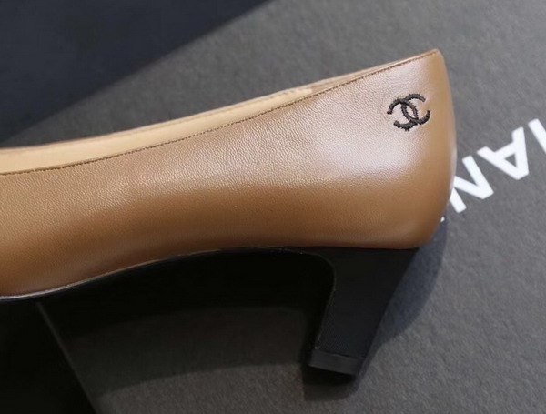 Chanel Pumps in Tan Lambskin and Black Grosgrain