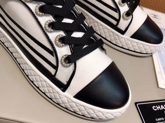 Chanel Sneakers in White Fabric and Black Lambskin G34578