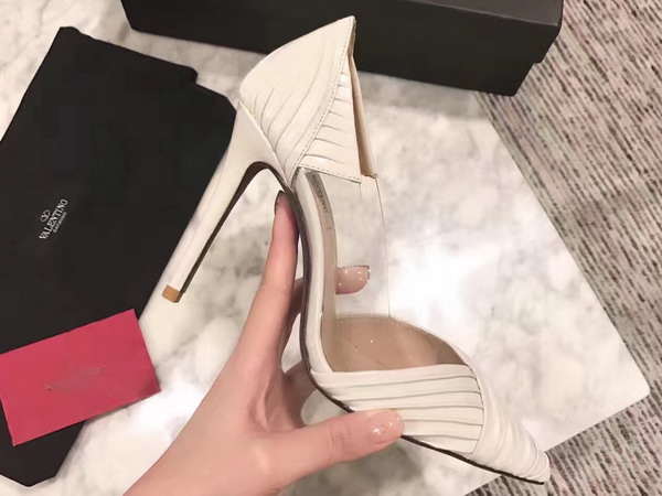 Valentino Garavani Pump in White Draped Goatskin Leather For Sale