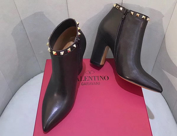 Valentino Garavani Rockstud Ankle Boot in Black Calfskin Leather For Sale