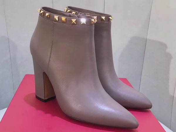 Valentino Garavani Rockstud Ankle Boot in Pink Calfskin Leather For Sale