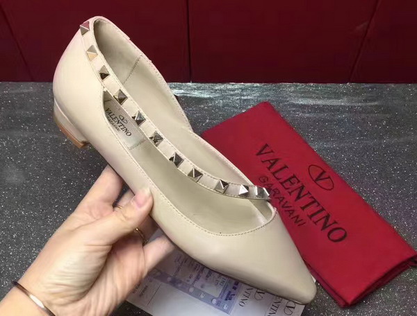 Valentino Garavani Rockstud Ballerina in Beige Calfskin Leather For Sale