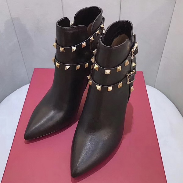 Valentino Garavani Rockstud Bootie in Black Calfskin Leather For Sale