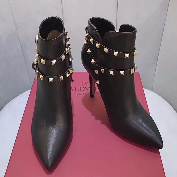 Valentino Garavani Rockstud Bootie in Black Calfskin Leather For Sale