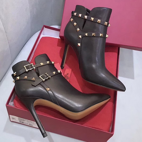 Valentino Garavani Rockstud Bootie in Black Calfskin Leather For Sale