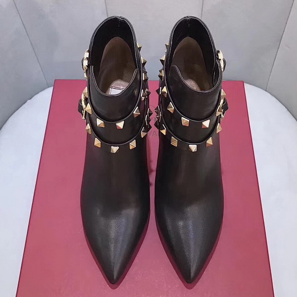 Valentino Garavani Rockstud Bootie in Black Calfskin Leather For Sale