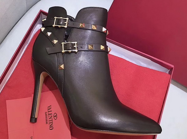 Valentino Garavani Rockstud Bootie in Black Calfskin Leather For Sale