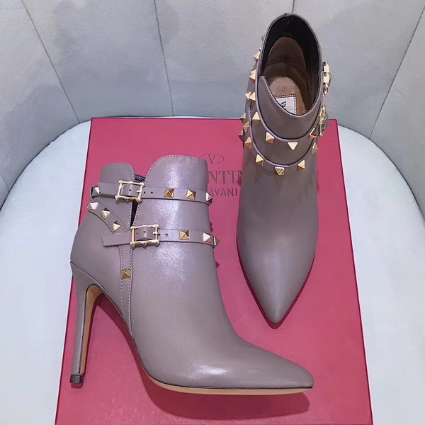 Valentino Garavani Rockstud Bootie in Pink Calfskin Leather For Sale