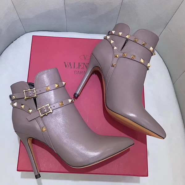 Valentino Garavani Rockstud Bootie in Pink Calfskin Leather For Sale