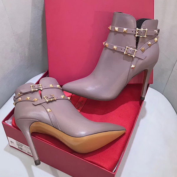 Valentino Garavani Rockstud Bootie in Pink Calfskin Leather For Sale