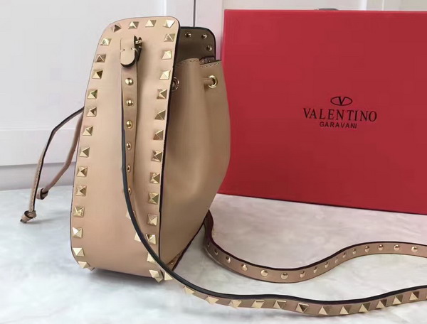 Valentino Garavani Rockstud Bucket Bag in Beige Calfskin For Sale