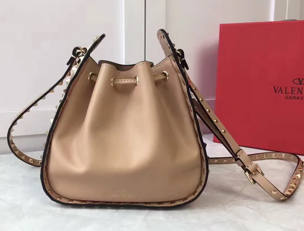 Valentino Garavani Rockstud Bucket Bag in Beige Calfskin For Sale