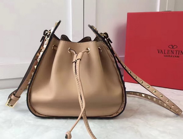 Valentino Garavani Rockstud Bucket Bag in Beige Calfskin For Sale