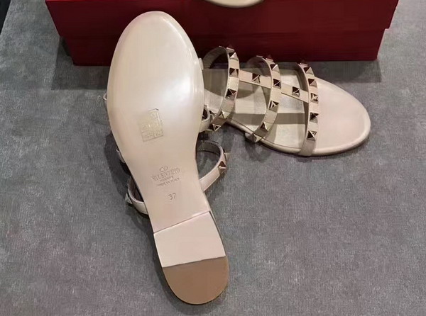 Valentino Garavani Rockstud Calfskin Slide Sandal in Nude with Platinum Finish Studs Heel Height 5mm For Sale