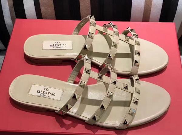 Valentino Garavani Rockstud Calfskin Slide Sandal in Nude with Platinum Finish Studs Heel Height 5mm For Sale