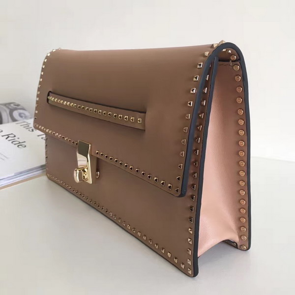 Valentino Garavani Rockstud Clutch in Nude Nappa Leather For Sale