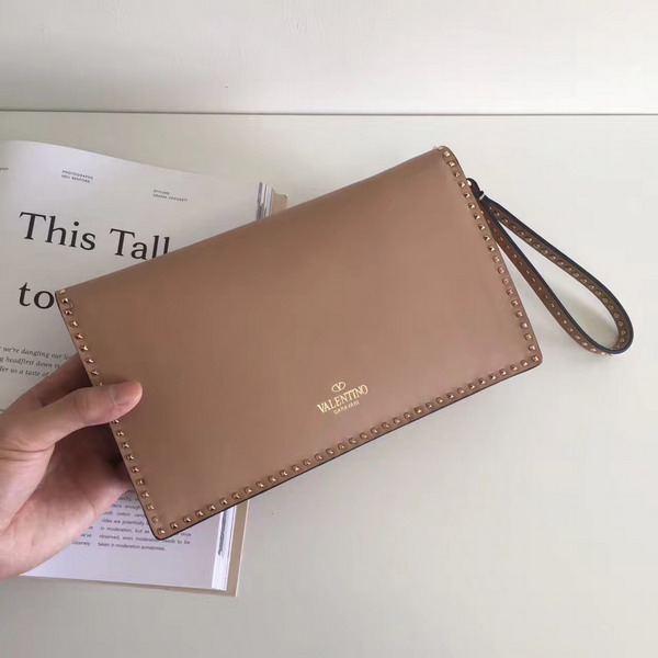 Valentino Garavani Rockstud Clutch in Nude Nappa Leather For Sale