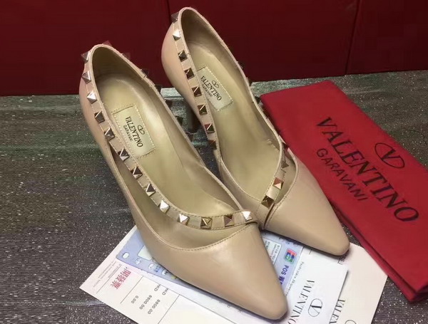 Valentino Garavani Rockstud Pump in Beige Calfskin Leather For Sale