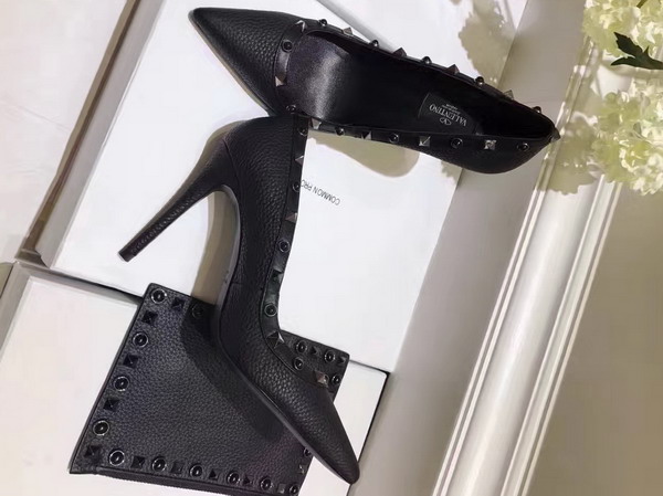 Valentino Garavani Rockstud Rolling Noir Pump in Black Alce Printed Calfskin For Sale