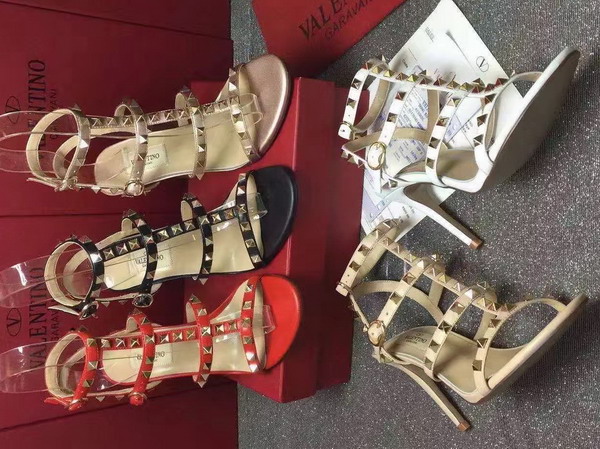 Valentino Garavani Rockstud Sandal in Gold Calfskin For Sale