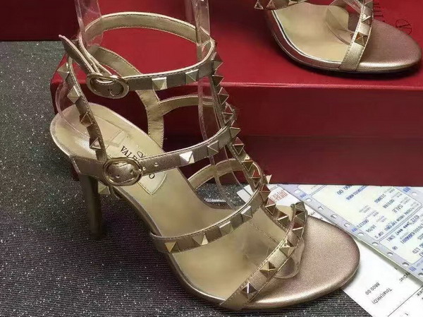 Valentino Garavani Rockstud Sandal in Gold Calfskin For Sale