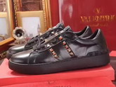 Valentino Garavani Rockstud Untitled Sneaker in Black Calfskin Leather For Sale