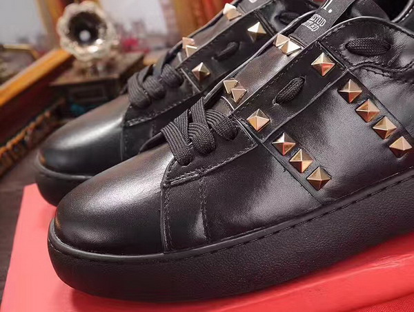 Valentino Garavani Rockstud Untitled Sneaker in Black Calfskin Leather For Sale