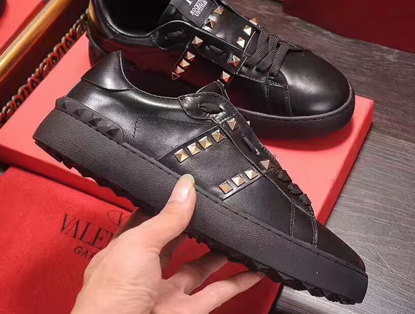 Valentino Garavani Rockstud Untitled Sneaker in Black Calfskin Leather For Sale